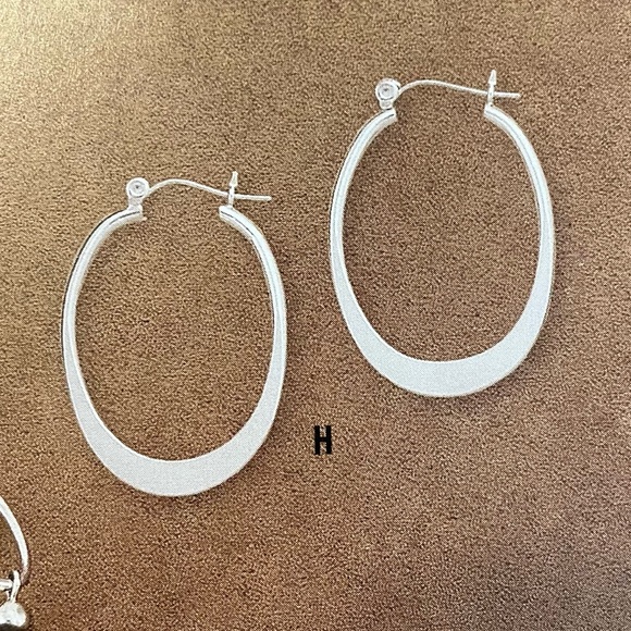 Silpada Sterling Silver ‘Back to Basics’ Classic Oval Hoop Earrings P1099 - Picture 4 of 16